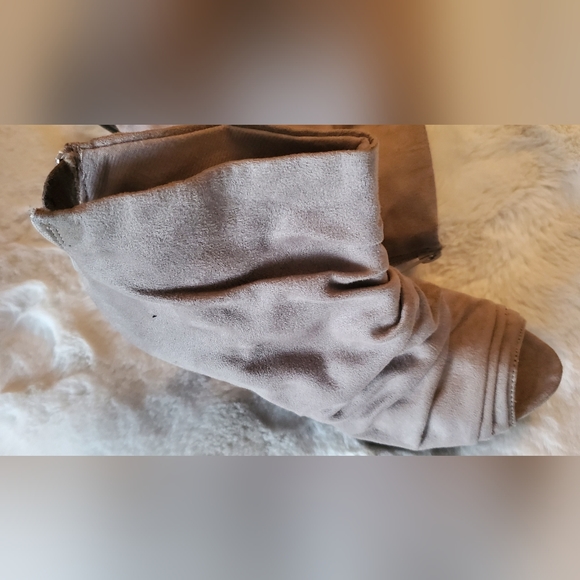 Peep toe Faux suede bootie - Picture 2 of 4